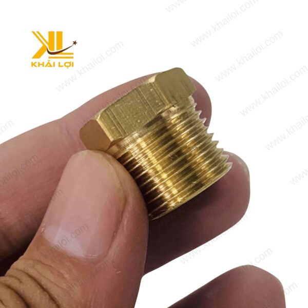 Hình ảnh cận cảnh bít ren ngoài đồng thau chất lượng cao của Vật tư công nghiệp Khải Lợi.