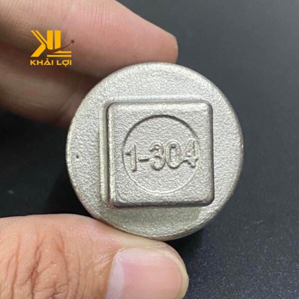 Hình ảnh thực tế bít ren ngoài inox 304 với bề mặt sáng bóng, chống gỉ sét.