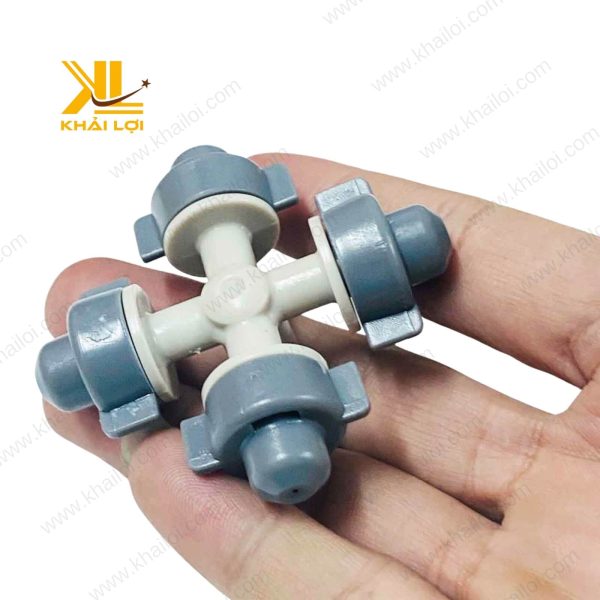 Góc nhìn toàn cảnh béc nhựa xám cánh bướm.