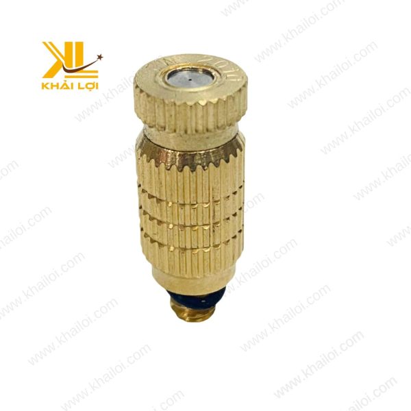 Cận cảnh một béc phun sương đồng số 2 đang hoạt động, tạo ra màn sương mịn màng.