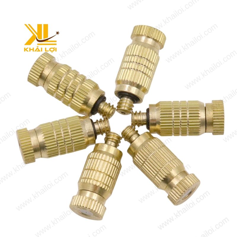 Hình ảnh chi tiết béc phun sương đồng với các đường nét gia công chính xác, phù hợp cho hệ thống làm mát.