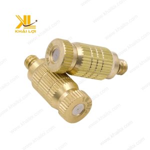 Hình ảnh béc phun sương đồng thể hiện tính ứng dụng cao trong làm mát công nghiệp và tưới tiêu nông nghiệp.