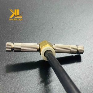 Cận cảnh 2 lỗ phun của đế phun sương đồng cuối.
