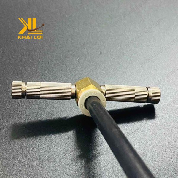 Cận cảnh 2 lỗ phun của đế phun sương đồng cuối.
