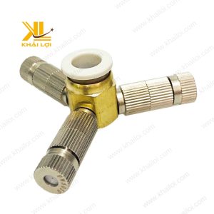 Góc nhìn toàn cảnh béc phun sương đồng thau vàng.