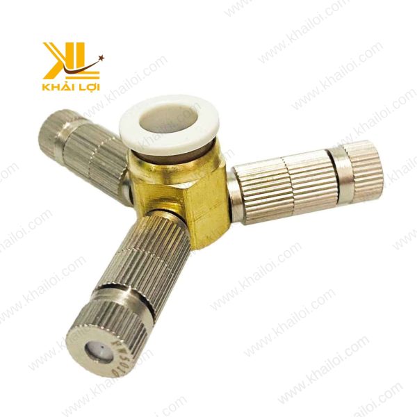Góc nhìn toàn cảnh béc phun sương đồng thau vàng.