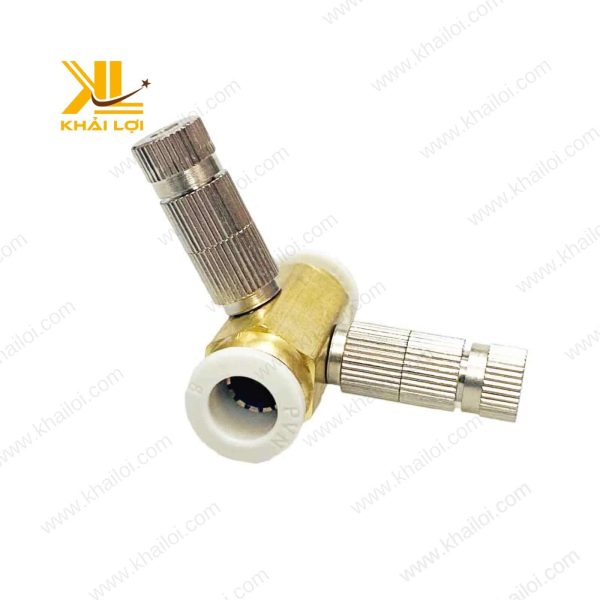 Cận cảnh 2 lỗ phun của đế phun sương đồng giữa.