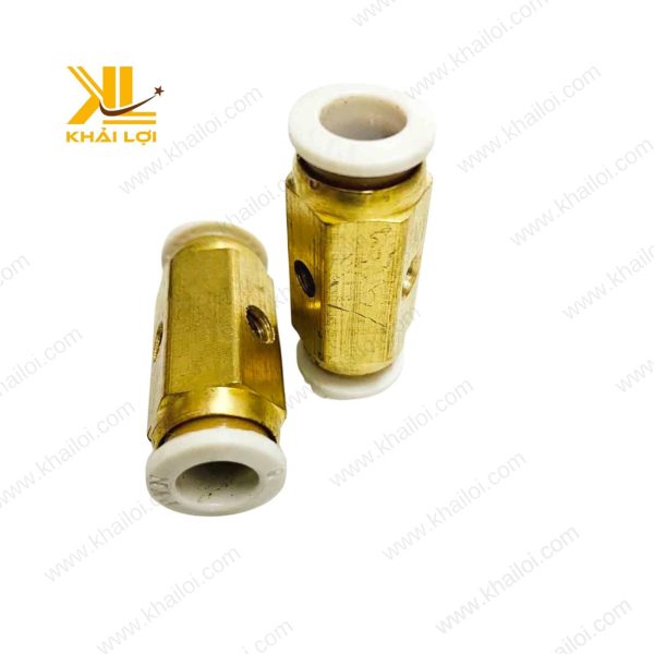 Cận cảnh 3 lỗ phun của đế phun sương đồng giữa.