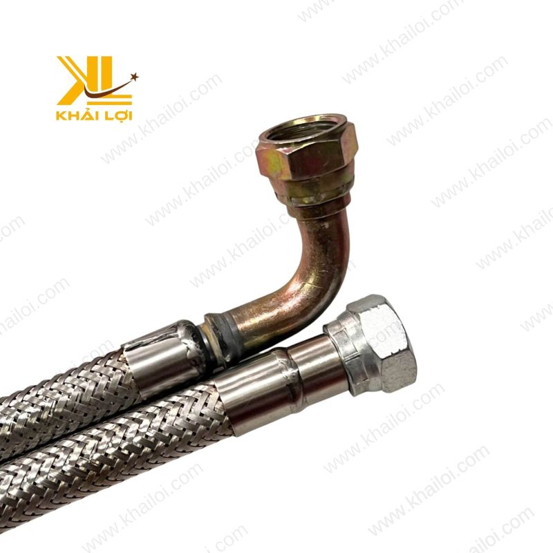 Toàn bộ chiều dài ống inox mềm số 10 với hai đầu nối sắt đặc trưng.