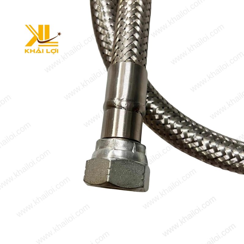 Đầu nối sắt của ống mềm được hàn chắc chắn vào thân ống, đảm bảo không rò rỉ.