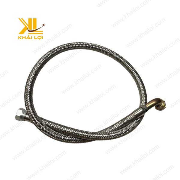 Ống inox mềm số 10 đang được uốn cong để lắp đặt vào hệ thống thủy lực.