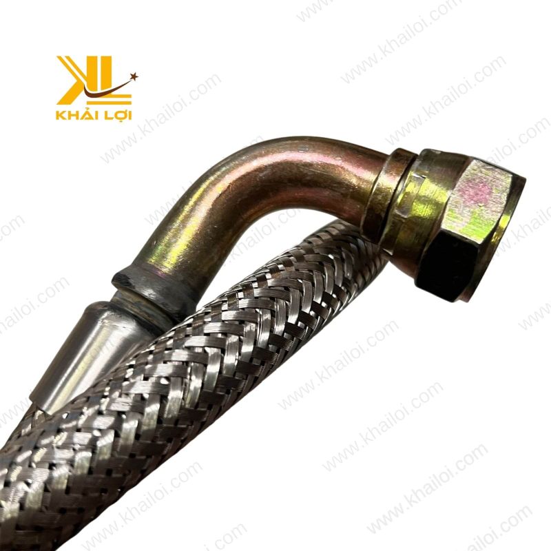 Cận cảnh đầu nối sắt dạng cong 90 độ của ống mềm inox số 10.