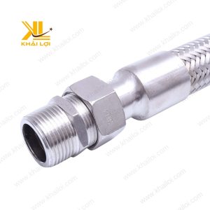 Lớp lưới inox 304 được bện chặt chẽ, là yếu tố quyết định khả năng chịu áp lực của ống.