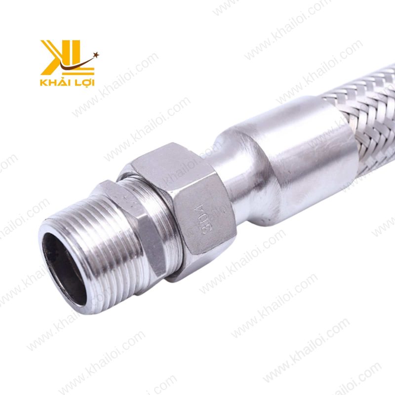 Lớp lưới inox 304 được bện chặt chẽ, là yếu tố quyết định khả năng chịu áp lực của ống.