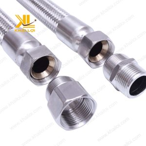 Hình ảnh chi tiết ống inox mềm 2 đầu rắc co của Vật tư công nghiệp Khải Lợi, nổi bật lớp lưới bện sáng bóng.