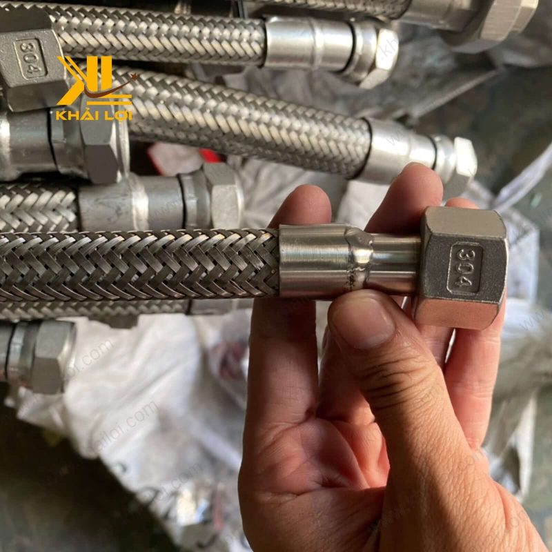 Dây cấp nước inox mềm được dùng để kết nối đường nước nóng và lạnh cho bình nóng lạnh.
