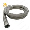 Dây cấp nước inox mềm được uốn cong linh hoạt để lắp đặt trong không gian hẹp dưới bồn rửa.