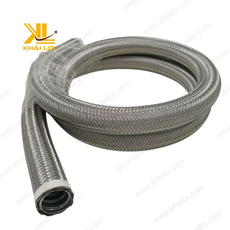 Dây cấp nước inox mềm được uốn cong linh hoạt để lắp đặt trong không gian hẹp dưới bồn rửa.