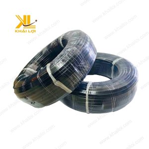 Ống phun sương PE linh hoạt uốn cong theo khung giàn sắt mà không bị gãy gập.