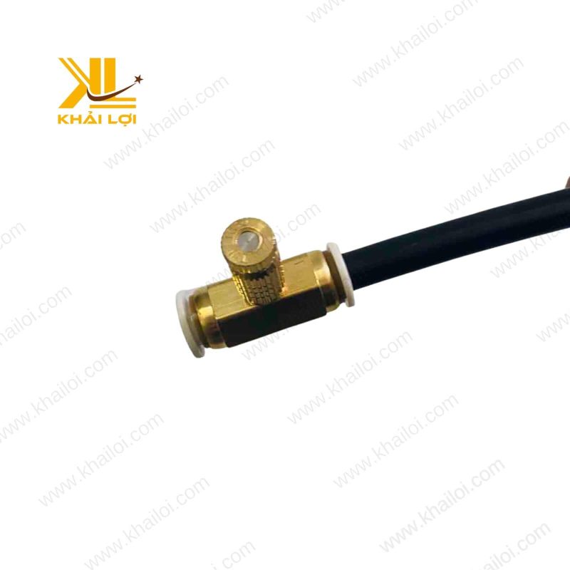 Cận cảnh đầu béc phun bằng đồng được gắn vào ống PE thông qua một T nối ren ngoài.