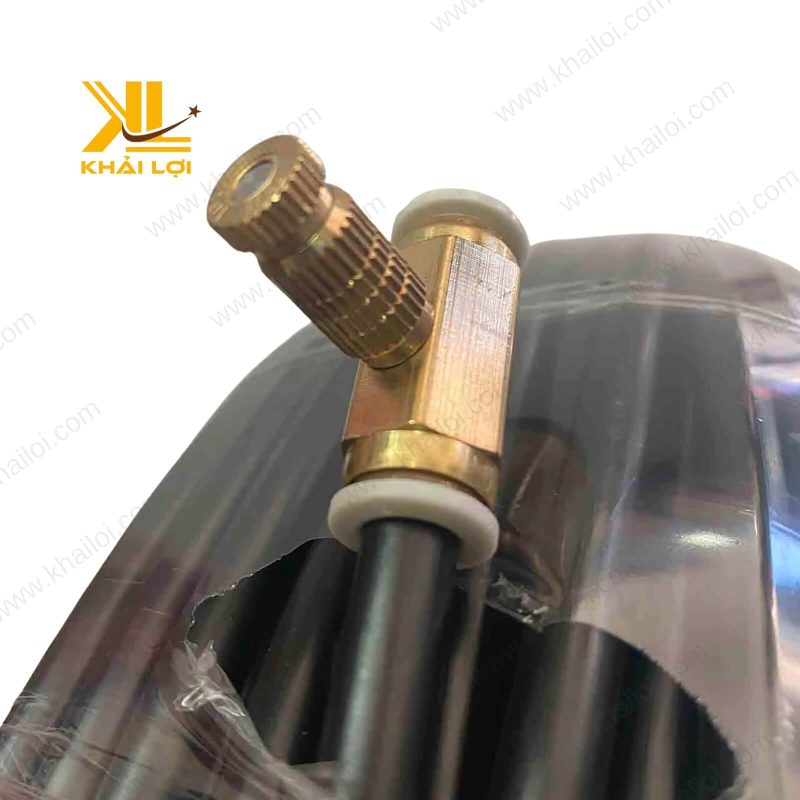 Đầu nối nhanh và béc phun được lắp đặt trên ống phun sương PE của Khải Lợi, tạo ra sương siêu mịn.