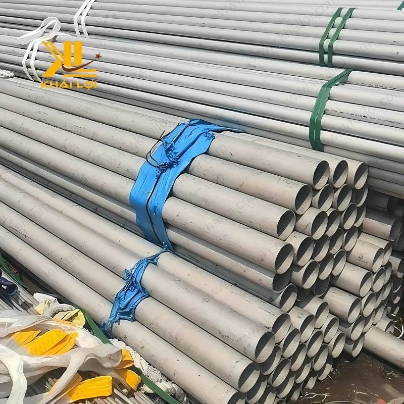 Ống inox 304 được sử dụng làm đường dẫn hóa chất trong phòng thí nghiệm.