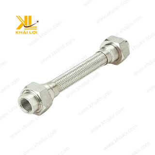 Ống inox mềm đầu sắt lắp đặt trong nhà máy hóa chất