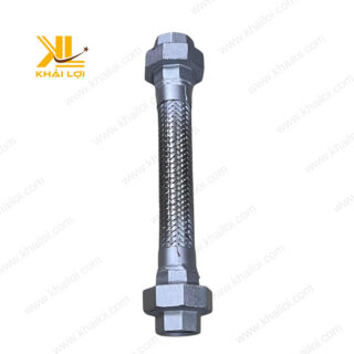 Cận cảnh ống inox mềm đầu sắt với đầu ren chắc chắn