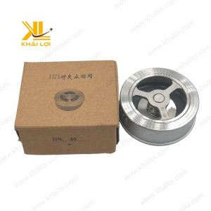 Hình ảnh thực tế van 1 chiều dĩa inox của Vật tư công nghiệp Khải Lợi với thân van sáng bóng.