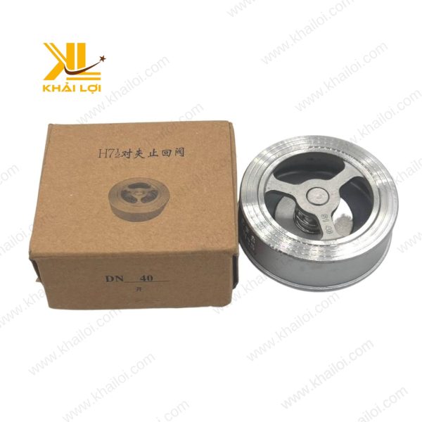 Hình ảnh thực tế van 1 chiều dĩa inox của Vật tư công nghiệp Khải Lợi với thân van sáng bóng.