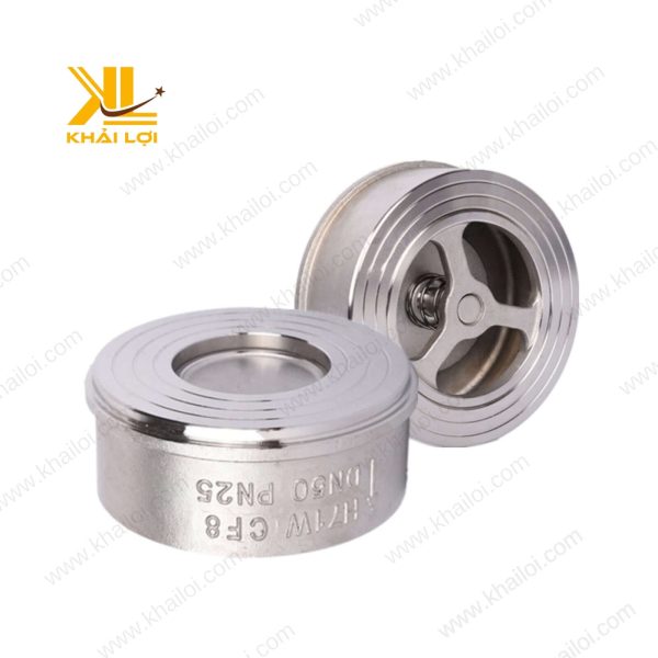Van 1 chiều dĩa inox được lắp đặt theo phương thẳng đứng trên một đường ống công nghiệp.