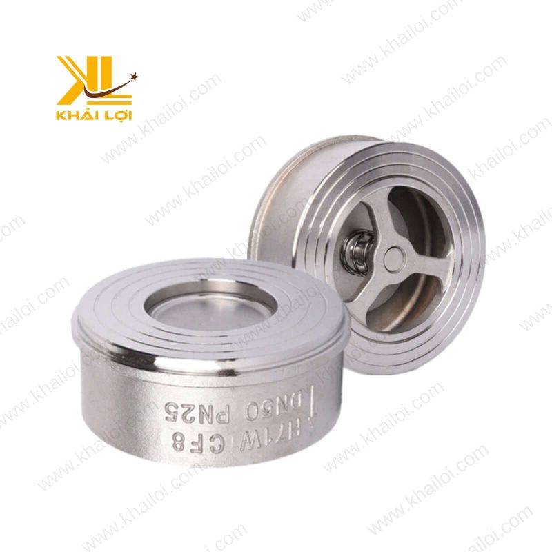 Van 1 chiều dĩa inox được lắp đặt theo phương thẳng đứng trên một đường ống công nghiệp.