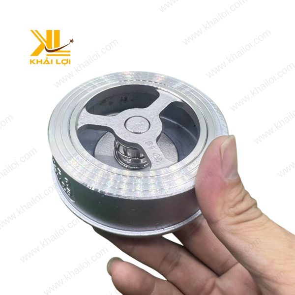 Van 1 chiều dĩa inox được ứng dụng trong hệ thống đường ống của một nhà máy thực phẩm.