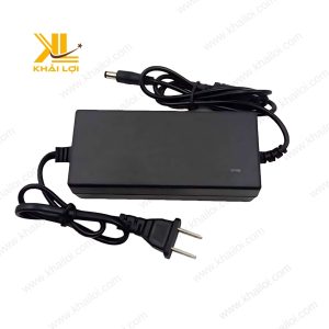 Toàn bộ adaptor máy phun sương, bao gồm phần thân và dây cắm