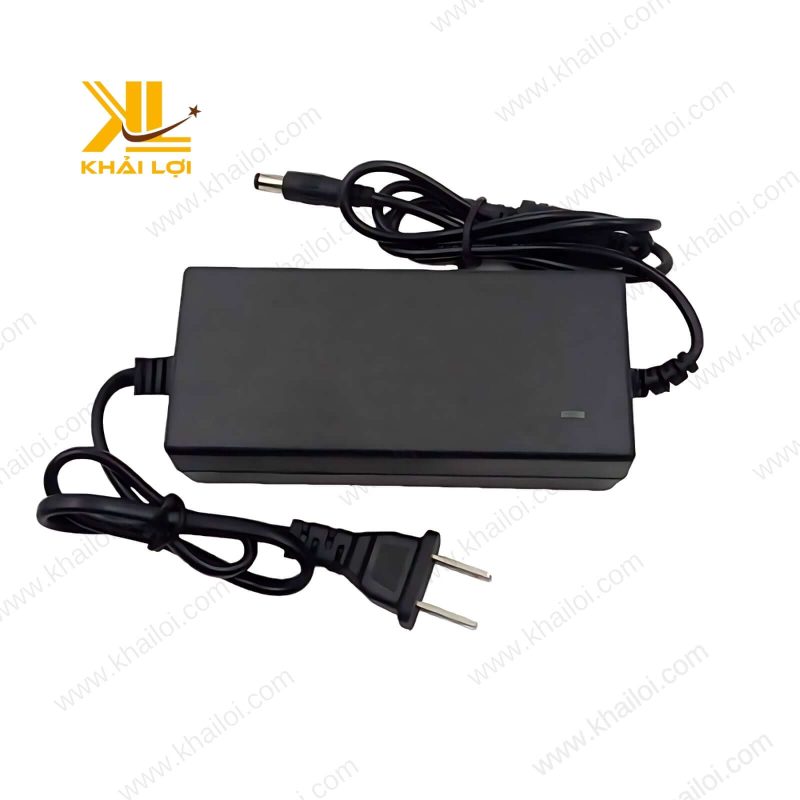 Toàn bộ adaptor máy phun sương, bao gồm phần thân và dây cắm