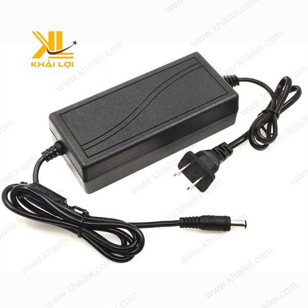 Cận cảnh đầu cắm của adaptor máy phun sương với chất liệu chắc chắn