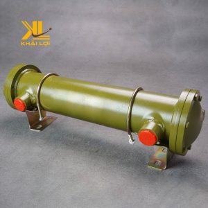 Cận cảnh các cổng kết nối ren cho đường dầu và đường nước trên bộ giải nhiệt Saintfon.
