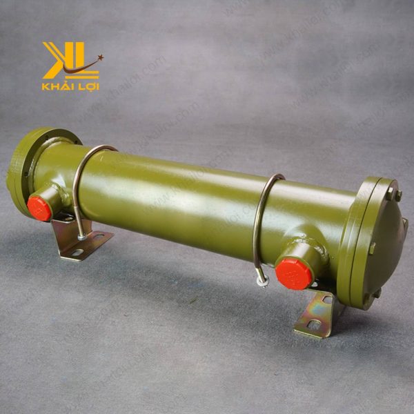 Cận cảnh các cổng kết nối ren cho đường dầu và đường nước trên bộ giải nhiệt Saintfon.