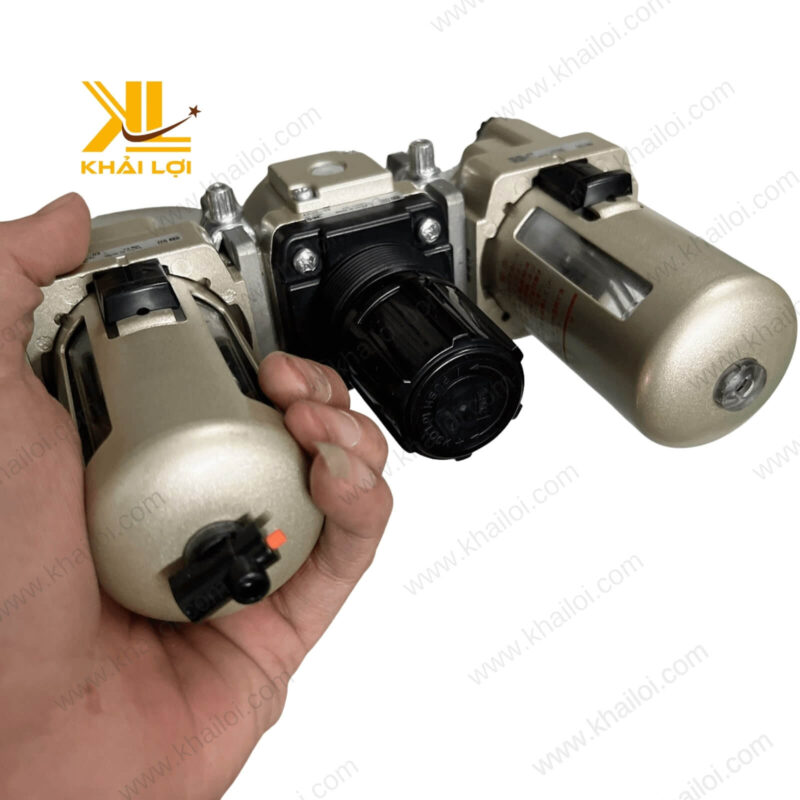 Toàn cảnh bộ lọc 3 AC SMC được chụp trong không gian làm việc