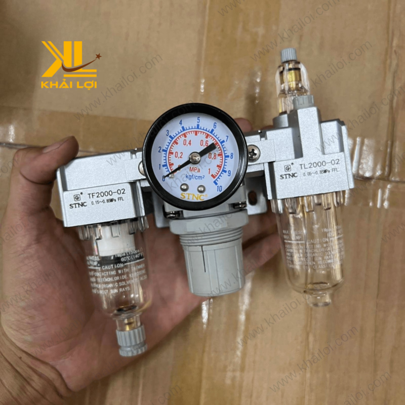 Cận cảnh Bộ Lọc Ba Khí Nén STNC, thể hiện các chi tiết van và bộ phận lọc với thương hiệu Vật tư công nghiệp Khải Lợi.
