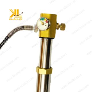 Bơm tay Cont chụp từ góc nghiêng, làm nổi bật cấu trúc kim loại bền bỉ.