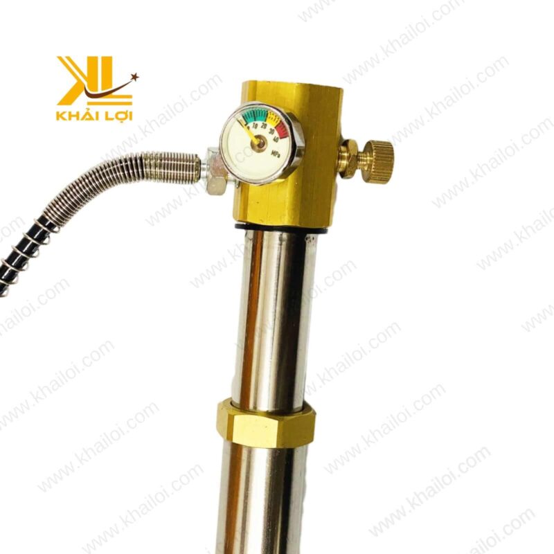 Bơm tay Cont chụp từ góc nghiêng, làm nổi bật cấu trúc kim loại bền bỉ.