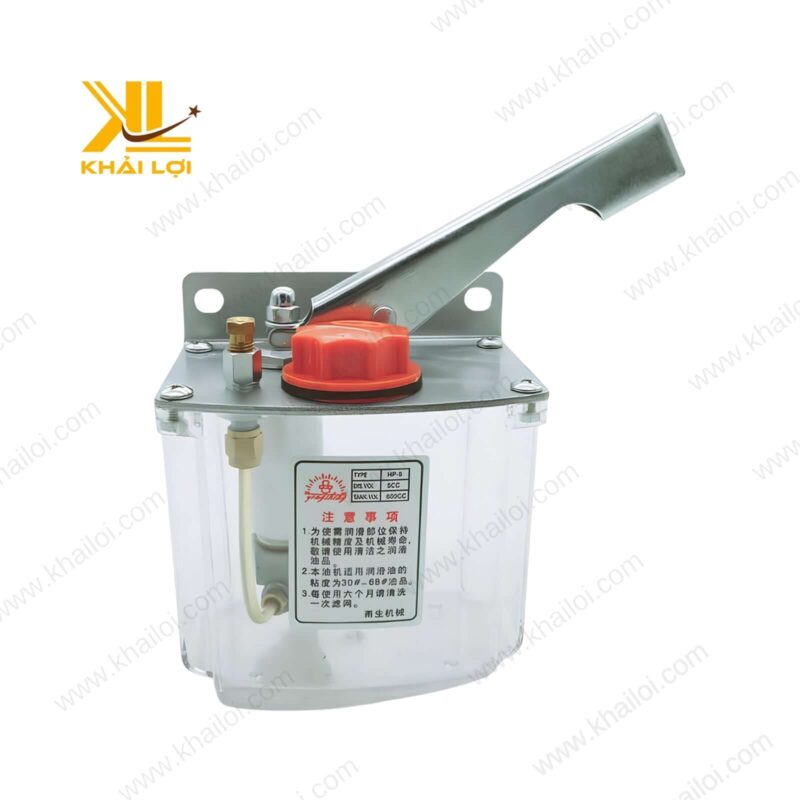 Cận cảnh phần van và đồng hồ đo áp suất của Bơm tay dầu DYMK SAINTFON.