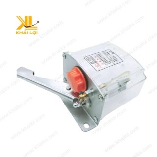 Bơm tay dầu DYMK SAINTFON chụp từ góc nghiêng, làm rõ các chi tiết kỹ thuật.
