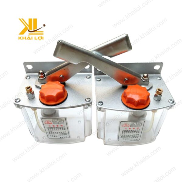 Cận cảnh tay cầm của Bơm tay dầu DYMK SAINTFON, thiết kế tiện lợi và dễ thao tác.