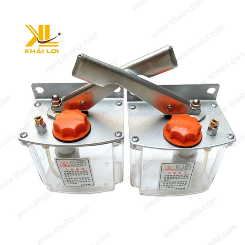Cận cảnh tay cầm của Bơm tay dầu DYMK SAINTFON, thiết kế tiện lợi và dễ thao tác.