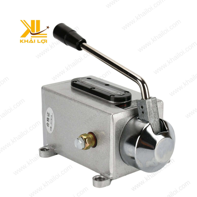 Bơm tay dầu bôi trơn với thiết kế kim loại bền bỉ, chống ăn mòn.