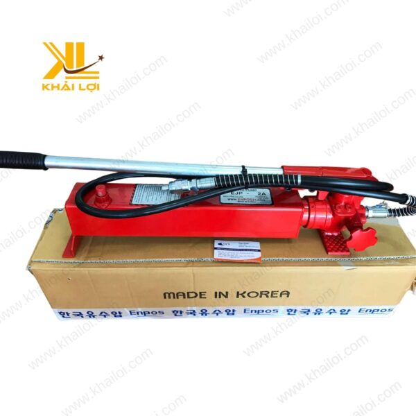 Hình ảnh tổng quan Bơm tay thủy lực với thiết kế kim loại chắc chắn.