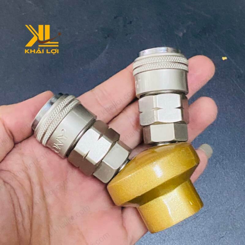 Hình ảnh sản phẩm trong môi trường làm việc thực tế tại xưởng của Khải Lợi. phía sau.