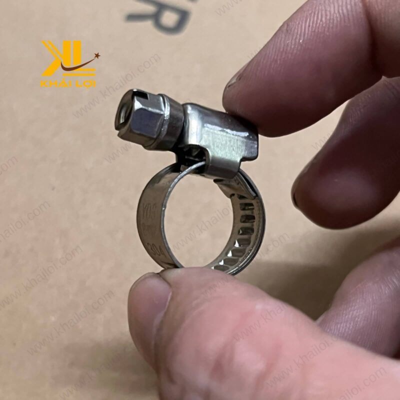 Cận cảnh Cổ Dê Inox 304, vít thép không gỉ, siết chặt ống linh hoạt.
